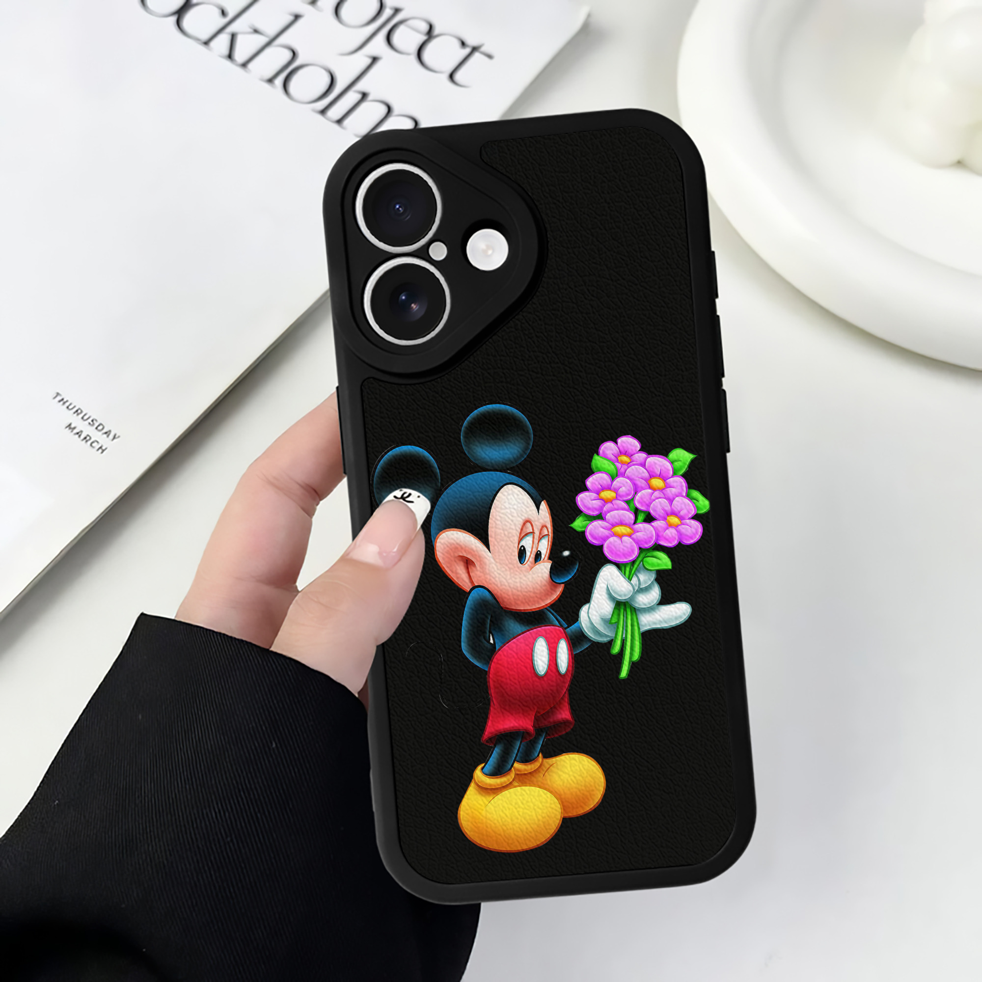（画像用） ミッキーマウス Mickey Mouse 【iPhone 16シリーズ対応】シリコンスマホケース（レザー調） 材質：シリコン